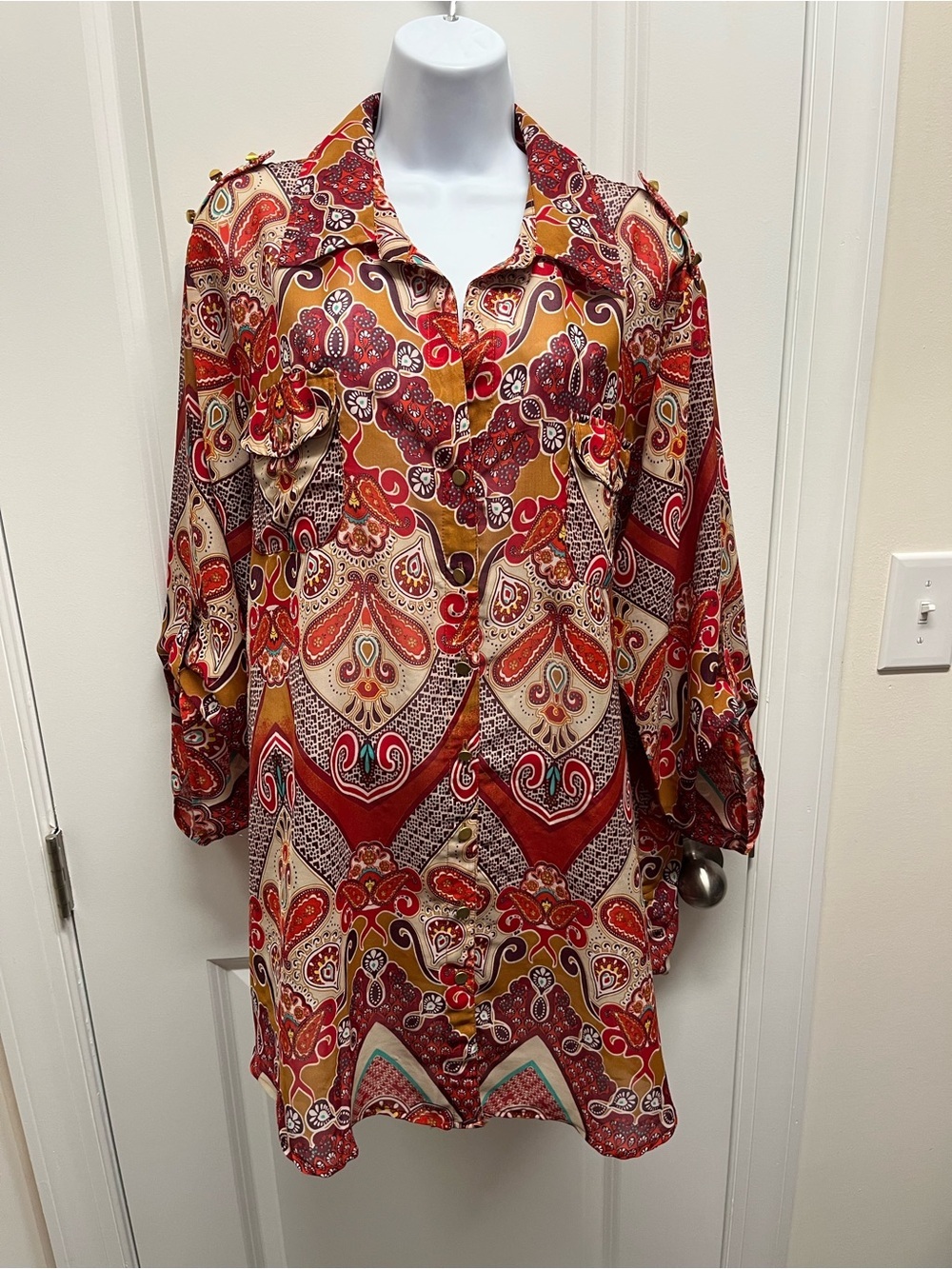 Sunny Leigh Woman 1X Paisley Tunic Top Studded Shoulder Roll Tab Sleeve Boho Red